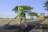 Pekerja menyelesaikan penambalan aspal di jalur alternatif menuju Cirebon dan Jateng di Balongan, Indramayu, Jawa Barat, Selasa (21/5/2019). Perbaikan dan pemeliharaan jalur alternatif tersebut untuk memberikan kenyamanan pengendara saat arus mudik mendatang. ANTARA JABAR/Dedhez Anggara/agr