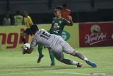 Pesepak bola Persebaya Irfan Jaya (kanan) mencoba melewati penjaga gawang Kalteng Putra Dimas Galih Pratama (kiri) saat pertandingan Liga 1 2019 di stadion Gelora Bung Tomo, Surabaya, Jawa Timur, Selasa (21/5/2019). Persebaya ditahan imbang Kalteng Putra dengan skor akhir 1-1. Antara Jatim/Moch Asim/zk.