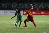 Pesepak bola Persebaya Muhammad Hidayat (kiri) mencoba melewati pesepak bola Kalteng Putra Diogo Campos Gomes (kanan) saat pertandingan Liga 1 2019 di stadion Gelora Bung Tomo, Surabaya, Jawa Timur, Selasa (21/5/2019). Persebaya ditahan imbang Kalteng Putra dengan skor akhir 1-1. Antara Jatim/Moch Asim/zk.