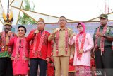 Gubernur Kalimantan Barat Sutarmidji (ketiga kanan) bersama Pangdam XII/Tanjungpura Mayor Jenderal TNI Herman Asaribab (kanan) dan Presiden Majelis Adat Dayak Nasional (MADN) Cornelis (ketiga kiri) dan Staf khusus presiden Lennys Kogoya (kiri) mengepalkan tangan saat membuka Pekan Gawai Dayak (PGD) ke-34 di Rumah Radakng Pontianak, Kalimantan Barat, Senin (20/5/2019). Dalam PGD yang digelar masyarakat Dayak sebagai bentuk rasa syukur kepada Jubata (Tuhan) atas hasil panen tersebut juga diserukan untuk mendoakan Indonesia agar senantiasa damai dan bersatu. ANTARA FOTO/Jessica Helena Wuysang/