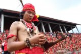 Ratusan anggota Pasukan Merah Dayak berdoa di acara pembukaan Pekan Gawai Dayak (PGD) ke-34 di Rumah Radakng Pontianak, Kalimantan Barat, Senin (20/5/2019). Dalam PGD yang digelar masyarakat Dayak sebagai bentuk rasa syukur kepada Jubata (Tuhan) atas hasil panen tersebut juga diserukan untuk mendoakan Indonesia agar senantiasa damai dan bersatu. ANTARA FOTO/Jessica Helena Wuysang/