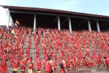 Ratusan anggota Pasukan Merah Dayak mengikuti acara pembukaan Pekan Gawai Dayak (PGD) ke-34 di Rumah Radakng Pontianak, Kalimantan Barat, Senin (20/5/2019). Dalam PGD yang digelar masyarakat Dayak sebagai bentuk rasa syukur kepada Jubata (Tuhan) atas hasil panen tersebut juga diserukan untuk mendoakan Indonesia agar senantiasa damai dan bersatu. ANTARA FOTO/Jessica Helena Wuysang/