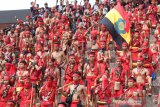 Ratusan anggota Pasukan Merah Dayak mengikuti acara pembukaan Pekan Gawai Dayak (PGD) ke-34 di Rumah Radakng Pontianak, Kalimantan Barat, Senin (20/5/2019). Dalam PGD yang digelar masyarakat Dayak sebagai bentuk rasa syukur kepada Jubata (Tuhan) atas hasil panen tersebut juga diserukan untuk mendoakan Indonesia agar senantiasa damai dan bersatu. ANTARA FOTO/Jessica Helena Wuysang/