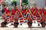Sejumlah perempuan suku Dayak menari di acara pembukaan Pekan Gawai Dayak (PGD) ke-34 di Rumah Radakng Pontianak, Kalimantan Barat, Senin (20/5/2019). Dalam PGD yang digelar masyarakat Dayak sebagai bentuk rasa syukur kepada Jubata (Tuhan) atas hasil panen tersebut juga diserukan untuk mendoakan Indonesia agar senantiasa damai dan bersatu. ANTARA FOTO/Jessica Helena Wuysang/