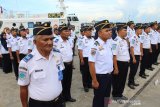 Petugas Kepala Kantor Syahbandar dan Otoritas Pelabuhan (KSOP) Kelas II Pontianak mengikuti apel pembukaan posko angkutan laut lebaran tahun 2019 di Pelabuhan Dwikora Pontianak, Kalimantan Barat, Senin (20/5/2019). Posko angkutan laut di Pelabuhan Dwikora yang dibuat KSOP Kelas II Pontianak dan turut melibatkan 23 instansi yaitu antara lain Basarnas, Custom Imigrasi Karantina, TNI AL, Kepolisian, serta Pelindo tersebut bertujuan untuk memberikan rasa aman dan nyaman bagi penumpang transportasi laut. ANTARA FOTO/Jessica Helena Wuysang