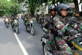 Prajurit TNI mengendarai sepeda motor saat melakukan patroli gabungan bersama Polri, di Medan, Sumatera Utara, Selasa (21/5/2019). Patroli yang dilaksanakan pihak Kodam I/Bukit Barisan dan Polda Sumut tersebut dalam rangka meningkatkan rasa aman di wilayah Sumut pasca rekapitulasi hasil penghitungan suara nasional Pemilu 2019. (Antara Sumut/Irsan)