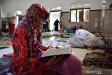 Santri lansia membaca Alquran di Pondok Pesantren Darul Ulum, Rejoso, Peterongan, Jombang, Jawa Timur, Selasa (21/5/2019). Selama bulan Ramadhan, sekitar 142 lansia dari berbagai daerah di tanah air menginap di tempat ini. Tak hanya fokus beribadah, para santri lansia juga diberi wawasan hukum-hukum Islam yang berkaitan dengan kehidupan sehari-hari. Antara Jatim/Syaiful Arif/zk.