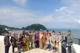 Dozens of youth from BSBI programs learned about Minangkabau cultural arts