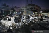 Belasan mobil di Petamburan Jakarta hangus terbakar