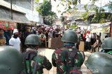 Puluhan tentara turun tangan tenangkan warga di Jalan KS Tubun Petamburan