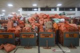 Petugas melakukan pengemasan barang yang akan dikirim melalui PT Pos Indonesia di Sentral Pengolahan Pos, Bandung, Jawa Barat, Rabu (22/5/2019). Petugas menyatakan pada minggu ketiga bulan suci Ramadhan, pengiriman paket melalui PT Pos Indonesia mengalami peningkatan sekita 40 persen atau menjadi 17.000 barang yang masuk perhari dibandingkan bulan sebelum ramadhan yang hanya 12.000 barang per hari. ANTARA JABAR/Raisan Al Farisi/agr