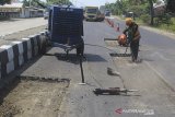 Pekerja menyelesaikan perbaikan jalur pantura Patrol, Indramayu, Jawa Barat, Rabu (22/5/2019). Bina Marga wilayah Indramayu memastikan perbaikan jalur pantura selesai sebelum H-10 Lebaran. ANTARA JABAR/Dedhez Anggara/agr