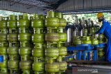 Pekerja menyelesaikan proses isi ulang gas elpiji 3 kg di SPBE Kosan, Cibungursari, Purwakarta, Jawa Barat, Rabu (22/5/2019). Memasuki masa Satuan Tugas (Satgas) Ramadhan dan Idul Fitri (RAFI) Pertamina MOR III menyiapkan 30.236 pangkalan Elpiji, 1165 agen LPG PSO (Publik Service Obligtion /Subsidi), 183 agen LPG Non - PSO dan 388 SPPBE Kantong dengan kapasitas 5775 MT serta menambahkan pasokan elpiji sekitar sembilan persen pada masa Satgas RAFI yang berlangsung hingga H+15 Lebaran. ANTARA JABAR/M Ibnu Chazar/agr