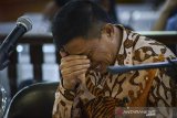 Terdakwa kasus suap jual beli jabatan di Pemkab Cirebon, Sunjaya Purwadisastra menangis saat menjalani sidang vonis di Pengadilan Tipikor, Bandung, Jawa Barat, Rabu (22/5/2019). Dalam sidang tersebut Majelis Hakim menjatuhi hukuman lima tahun penjara, denda sebesar Rp 200 juta subsider enam bulan kurungan dan pencabutan hak politik untuk dipilih selama lima tahun karena terbukti melakukan jual beli jabatan di Pemkab Cirebon. ANTARA JABAR/Raisan Al Farisi/agr