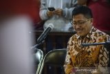 Terdakwa kasus suap jual beli jabatan di Pemkab Cirebon, Sunjaya Purwadisastra menangis saat menjalani sidang vonis di Pengadilan Tipikor, Bandung, Jawa Barat, Rabu (22/5/2019). Dalam sidang tersebut Majelis Hakim menjatuhi hukuman lima tahun penjara, denda sebesar Rp 200 juta subsider enam bulan kurungan dan pencabutan hak politik untuk dipilih selama lima tahun karena terbukti melakukan jual beli jabatan di Pemkab Cirebon. ANTARA JABAR/Raisan Al Farisi/agr