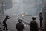 Petugas kepolisian melakukan pengamanan saat terjadi bentrok dengan pendemo rusuh, di Jalan KS Tubun, Jakarta, Rabu (22/5/2019). ANTARA FOTO/Aprillio Akbar/nym.