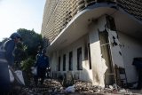 Petugas Sudin Sumber Daya Air beraktivitas di dekat gedung Bawaslu yang rusak pascakerusuhan di Jalan MH Thamrin, Jakarta, Kamis (23/5/2019). ANTARA FOTO