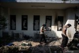 Petugas Sudin Sumber Daya Air beraktivitas di dekat gedung Bawaslu yang rusak pascakerusuhan di Jalan MH Thamrin, Jakarta, Kamis (23/5/2019). ANTARA FOTO