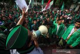 Seribuan demonstran gabungan Himpunan Mahasiswa Islam (HMI) dan Ormawa kampus berorasi didepan gedung DPRK Aceh Utara saat menggelar aksi “Selamatkan Indonesia” di Lhokseumawe, Aceh, Kamis (23/5/2019). Para demontran mengecam keras tindak kekerasan yang terjadi dalam aksi 22 Mei di Jakarta dan mendesak pemerintah menegakkan supermasi hukum untuk menyelamatkan Indonesia. (Antara Aceh/Rahmad)