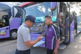 Petugas Kementerian Perhubungan memeriksa kelengkapan surat-surat kendaraan dan identitas awak bus yang akan mengangkut pemudik di Terminal Mengwi, Badung, Bali, Kamis (23/5/2019). Kegiatan tersebut untuk memastikan kelengkapan dan kelayakan bus guna menghindari kecelakaan saat mudik Lebaran. ANTARA FOTO/Nyoman Hendra Wibowo/nym.