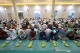 Suasana berbuka puasa di Langgar Ar Raudah Martapura, Kalimantan Selatan, Kamis (23/5/2019). Foto Antaranews Kalsel/Bayu Pratama S.