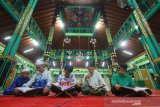 Umat islam melaksanakan tadarus Alquran di bulan suci Ramadhan 1440 Hijriah di Masjid Sultan Suriansyah Banjarmasin, Kalimantan Selatan, Kamis (23/5/2019). Dini hari umat islam memperbanyak amalan dengan membaca Quran, berzikir dan iktikaf pada bulan suci Ramadhan. Foto Antaranews Kalsel/Bayu Pratama S.