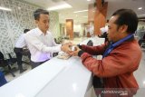 Petugas melayani nasabah yang ingin menukarkan uang rusak di Bank Indonesia Banjarmasin, Kalimantan Selatan, Kamis (23/5/2019).Foto Antaranews Kalsel/Bayu Pratama S.