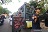 Sejumlah mahasiswa melakukan aksi damai mengenang tragedi Jumat kelabu di jalan Lambung Mangkurat Banjarmasin, Kalimantan Selatan, Kamis (23/5/2019).Puluhan Mahasiswa dari berbagai perguruan tinggi di Kalsel mengadakan aksi damai untuk mengenang tragedi Jumat Kelabu 23 Mei 1997.Foto Antaranews Kalsel/Bayu Pratama S.