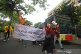 Sejumlah mahasiswa melakukan aksi damai mengenang tragedi Jumat kelabu di jalan Lambung Mangkurat Banjarmasin, Kalimantan Selatan, Kamis (23/5/2019).Puluhan Mahasiswa dari berbagai perguruan tinggi di Kalsel mengadakan aksi damai untuk mengenang tragedi Jumat Kelabu 23 Mei 1997.Foto Antaranews Kalsel/Bayu Pratama S.