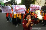 Sejumlah mahasiswa melakukan aksi damai mengenang tragedi Jumat kelabu di jalan Lambung Mangkurat Banjarmasin, Kalimantan Selatan, Kamis (23/5/2019).Puluhan Mahasiswa dari berbagai perguruan tinggi di Kalsel mengadakan aksi damai untuk mengenang tragedi Jumat Kelabu 23 Mei 1997.Foto Antaranews Kalsel/Bayu Pratama S.