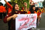 Sejumlah mahasiswa melakukan aksi damai mengenang tragedi Jumat kelabu di jalan Lambung Mangkurat Banjarmasin, Kalimantan Selatan, Kamis (23/5/2019).Puluhan Mahasiswa dari berbagai perguruan tinggi di Kalsel mengadakan aksi damai untuk mengenang tragedi Jumat Kelabu 23 Mei 1997.Foto Antaranews Kalsel/Bayu Pratama S.