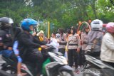 Petugas Kepolisian berjaga saat mahasiswa melakukan aksi damai mengenang tragedi Jumat kelabu di jalan Lambung Mangkurat Banjarmasin, Kalimantan Selatan, Kamis (23/5/2019).Puluhan Mahasiswa dari berbagai perguruan tinggi di Kalsel mengadakan aksi damai untuk mengenang tragedi Jumat Kelabu 23 Mei 1997.Foto Antaranews Kalsel/Bayu Pratama S.