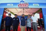 Dirjen Migas Kementerian ESDM Djoko Siswanto (tengah) berbincang dengan GM Pertamina MOR V Werry Prayogi (kedua kanan), Direktur BBM BPH Migas Patuan Alfon Simanjuntak (kedua kiri), Ketua Hiswana Migas Pusat Rachmad Muhamadiyah (kanan) dan Humas BPH Migas Josef Simanjuntak (kiri) saat meninjau Kios Pertamina Siaga di kawasan Tol Gempol-Pasuruan KM 792, Pasuruan, Jawa Timur, Rabu (22/5/2019). PT Pertamina (Persero) menyediakan sekitar 112 titik layanan BBM di sepanjang jalur tol Trans Jawa mulai dari Merak hingga Pasuruan yang terdiri dari 44 SPBU, 25 mobil tangki, 43 Kios Pertamina Siaga dan pelayanan 50 motor pengantar BBM untuk persiapan arus mudik Lebaran 2019. Antara Jatim/Moch Asim/zk.