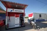 Pekerja menyiapkan SPBU di salah satu Kios Pertamina Siaga di kawasan Tol Gempol-Pasuruan KM 792, Pasuruan, Jawa Timur, Rabu (22/5/2019). PT Pertamina (Persero) menyediakan sekitar 112 titik layanan BBM di sepanjang jalur tol Trans Jawa mulai dari Merak hingga Pasuruan yang terdiri dari 44 SPBU, 25 mobil tangki, 43 Kios Pertamina Siaga dan pelayanan 50 motor pengantar BBM untuk persiapan arus mudik Lebaran 2019. Antara Jatim/Moch Asim/zk.