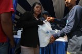 Warga mengantre paket sembako gratis di Surabaya, Jawa Timur, Rabu (22/5/2019). PT Pelabuhan Indonesia III (Persero) Regional Jawa Timur membagikan 6.300 paket sembako kepada warga yang kurang mampu berdomisili dan mitra karya yang berkerja di sekitar lingkungan Pelabuhan Tanjung Perak Surabaya.  Antara Jatim/Didik Suhartono/Zk