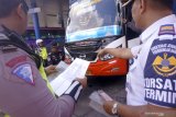 Petugas gabungan memeriksa berkas surat-surat kendaraan/pengendara saat ramcek kelaikan kendaraan angkutan Lebaran di Terminal Gayatri, Tulungagung, Jawa Timur, Rabu (22/5/2019). Pemeriksaan gabungan itu bertujuan untuk memastikan moda angkutan umum jalur darat yang beroperasi di daerah itu aman/laik jalan untuk mengangkut penumpang jelang arus mudik/balik Lebaran 1440 H, Mei hingga Juni pertengahan Juni mendatang, sopir dan kenek bus dalam kondisi sehat, tidak di bawah pengaruh minuman keras atau narkoba, serta administrasi kendaraan/pengendara lengkap. Antara Jatim/Destyan Sujarwoko/zk