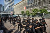 Sejumlah Korps Brimob beraktivitas di depan gedung Bawaslu pascakerusuhan di Jalan MH Thamrin, Jakarta, Kamis (23/5/2019). ANTARA FOTO/Aprillio Akbar/nym.