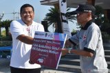 General Manager Sekretaris Perusahaan PT Industri Kereta Api (Inka) Puguh Dwi Tjahjono (kiri) menyerahkan secara simbolis satu unit ambulans kepada petugas Palang Merah Indonesia (PMI) Cabang Kabupaten Madiun saat apel pagi karyawan Pemkab Madiun di halaman Pendapa Ronggo Jumeno Kabupaten Madiun, Jawa Timur, Jumat (24/5/2019). Bantuan mobil ambulans tersebut berasal dari dana program tanggung jawab sosial perusahaan PT Inka guna membantu operasional kendaraan ambulans bagi PMI Kabupaten Madiun. Antara Jatim/Siswowidodo/zk.