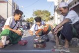 Peserta menyelesaikan pembuatan nasi liwet saat mengikuti festival ngaliwet di kawasan kantor Pengurus Cabang Nahdlatul Ulama (PCNU) Karawang, Tuparev, Karawang, Jawa Barat, Jumat (24/5/2019). Festival tersebut untuk mengenalkan dan melestarikan budaya pesantren yang menjadi sarana pembelajaran untuk menguji kemandirian dan kekompakan santri. ANTARA JABAR/M Ibnu Chazar/agr