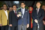 Calon Wakil Presiden nomor urut 02 Sandiaga Uno (tengah) memberikan keterangan pers didampingi Tim Kuasa Hukum Badan Pemenangan Nasional (BPN) di kediaman Prabowo Subianto, Jalan Kertanegara, Jakarta, Jumat (24/5/2019). BPN Prabowo-Sandiaga menunjuk Hashim Djojohadikusumo sebagai Penanggung Jawab Tim Kuasa Hukum dan Bambang Widjojanto sebagai Ketua Tim Kuasa Hukum paslon nomor urut 02 untuk mengajukan gugatan perselisihan hasil Pilpres 2019 ke Mahkamah Konstitusi. ANTARA FOTO/Galih Pradipta/nym.