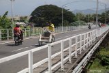 Warga melintas di atas Jembatan Lama Kediri (Brug Over Den Brantas Te Kediri) untuk menyeberangi sungai Brantas di Kota Kediri, Jawa Timur, Jumat (24/5/2019). Jembatan peninggalan kolonial Belanda berkonstruksi besi pertama di Jawa yang telah ditetapkan sebagai bangunan cagar budaya tersebut pada musim mudik lebaran akan dibuka satu jalur sebagai pengurai kemacetan. Antara Jatim/Prasetia Fauzani/zk.