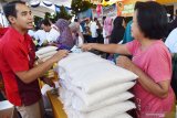 Warga antre membeli bahan kebutuhan saat digelar pasar murah dalam rangka menyongsong hari raya Idul Fitri di Kabupaten Madiun, Jawa Timur, Rabu (22/5/2019). Pemkab Madiun menggelar pasar murah tersebut guna meringankan beban warga dalam memenuhi kebutuhan bahan pokok saat merayakan Idul Fitri dengan harga bersubsidi, misalnya harga beras di pasar Rp9.500 dijual dengan harga Rp6.500 per kilogram, gula pasir Rp12.500 dijual Rp9.000 per kilogram, minyak goreng Rp13.000 dijual Rp9.000 per liter, mie instant Rp100.000 dijual Rp80.000 per kardus. Antara Jatim/Siswowidodo/zk.