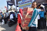 Pegawai Negeri Sipil (PNS) membawa barang yang dibeli saat digelar Pasar Murah Bagi PNS di depan Pendapa Ronggo Jumeno, Kabupaten Madiun, Jawa Timur, Jumat (24/5/2019). Pemkab Madiun menggelar pasar murah bagi PNS diprioritaskan Golongan I dan II guna meringankan beban dalam memenuhi kebutuhan saat merayakan Idul Fitri dengan harga bersubsidi, misalnya harga beras di pasar Rp9.500 dijual dengan harga Rp6.500 per kilogram, gula pasir Rp12.500 dijual Rp9.000 per kilogram, minyak goreng Rp13.000 dijual Rp9.000 per liter, mie instant Rp100.000 dijual Rp80.000 per kardus. Antara Jatim/Siswowidodo/zk.