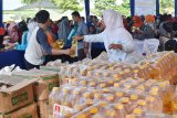 Pegawai Negeri Sipil (PNS) antre membeli bahan kebutuhan saat digelar Pasar Murah Bagi PNS di depan Pendapa Ronggo Jumeno, Kabupaten Madiun, Jawa Timur, Jumat (24/5/2019). Pemkab Madiun menggelar pasar murah bagi PNS diprioritaskan Golongan I dan II guna meringankan beban dalam memenuhi kebutuhan saat merayakan Idul Fitri dengan harga bersubsidi, misalnya harga beras di pasar Rp9.500 dijual dengan harga Rp6.500 per kilogram, gula pasir Rp12.500 dijual Rp9.000 per kilogram, minyak goreng Rp13.000 dijual Rp9.000 per liter, mie instant Rp100.000 dijual Rp80.000 per kardus. Antara Jatim/Siswowidodo/zk.