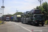 Sejumlah truk melintas di jalur pantura Arjawinangun, Cirebon, Jawa Barat, Jumat (24/5/2019). Kementerian Perhubungan akan membatasi angkutan truk yang melintasi jalan tol dan jalur nasional pada saat puncak Mudik Lebaran 2019. ANTARA JABAR/Dedhez Anggara/agr