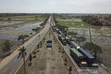 Sejumlah truk melintas di jalur pantura Arjawinangun, Cirebon, Jawa Barat, Jumat (24/5/2019). Kementerian Perhubungan akan membatasi angkutan truk yang melintasi jalan tol dan jalur nasional pada saat puncak Mudik Lebaran 2019. ANTARA JABAR/Dedhez Anggara/agr