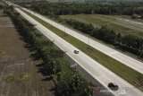 Foto udara sekitar pintu gerbang Tol Cipali Palimanan, Cirebon, Jawa Barat, Minggu (24/5/2019). Pemerintah akan menerapkan sistem lalu lintas satu arah (one way) di ruas Tol Trans Jawa mulai dari KM 29 Cikarang hingga ke KM 263 Brebes pada 30 Mei hingga 2 Juni untuk mengurangi kemacetan saat arus mudik Lebaran 2019. ANTARA JABAR/Dedhez Anggara/agr