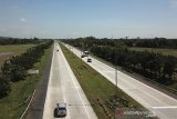 Foto udara sekitar pintu gerbang Tol Cipali Palimanan, Cirebon, Jawa Barat, Minggu (24/5/2019). Pemerintah akan menerapkan sistem lalu lintas satu arah (one way) di ruas Tol Trans Jawa mulai dari KM 29 Cikarang hingga ke KM 263 Brebes pada 30 Mei hingga 2 Juni untuk mengurangi kemacetan saat arus mudik Lebaran 2019. ANTARA JABAR/Dedhez Anggara/agr