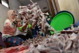 Pekerja mengemas jenang kelapa di industri rumahan jenang kelapa muda Denanyar, Jombang, Jawa Timur, Jumat (24/5/2019). Jelang lebaran dalam sehari industri jenang kelapa rumahan ini mampu memproduksi 6 kuintal jenang dan dijual Rp33 ribu per kg. Antara Jatim/Syaiful Arif/Zk