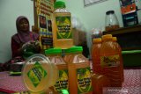 Umi Fitriyah (42) membuat minuman sari buah di industri rumahan miliknya di Jombang, Jawa Timur, Jumat (24/5/2019). Industri rumahan minuman sari buah kedondong salak yang masih dikerjakan dengan cara manual ini mampu memproduksi 200 botol per hari dengan harga jual Rp4 ribu per botol dan Rp35 ribu untuk kemasan kardus isi 30 cup. Antara Jatim/Syaiful Arif/zk.